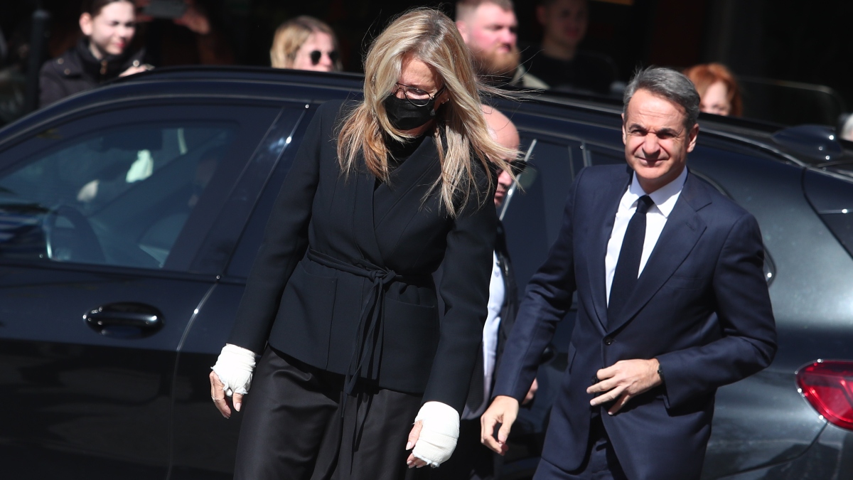 Μαρέβα Γκραμπόφσκι: Με επιδέσμους και μάσκα στην κηδεία της Ελένη Γλύκατζη-Αρβελέρ