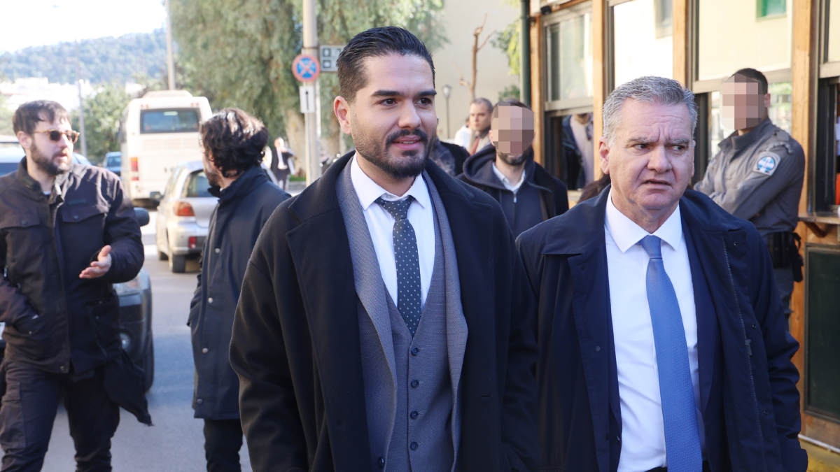 Χρήστος Μάστορας: Οι πρώτες δηλώσεις μετά την αναβολή της δίκης – «Είμαι εδώ για να αναλάβω τις ευθύνες μου»