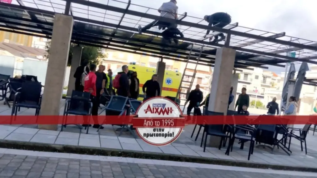 Εργατικό ατύχημα στην πλατεία Μεσολογγίου: Άνδρας γλίστρησε και χτύπησε το κεφάλι του σε σιδερένια πέργκολα (βίντεο)