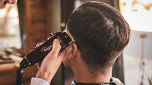 Απίστευτο περιστατικό στην Μεσσηνία: Επιτέθηκε με γκλοπ στον κουρέα του γιατί δεν του άρεσε το κούρεμα