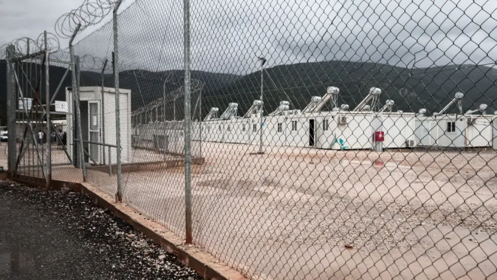 Μεταναστευτικό: Τροπολογία για τη δημιουργία δύο προσωρινών κέντρων κράτησης στην Κρήτη