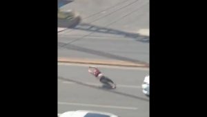 Μεξικό: Γυναίκα παρασύρθηκε από αυτοκίνητο κι εκτοξεύθηκε μέτρα μακριά – Δείτε το σοκαριστικό βίντεο