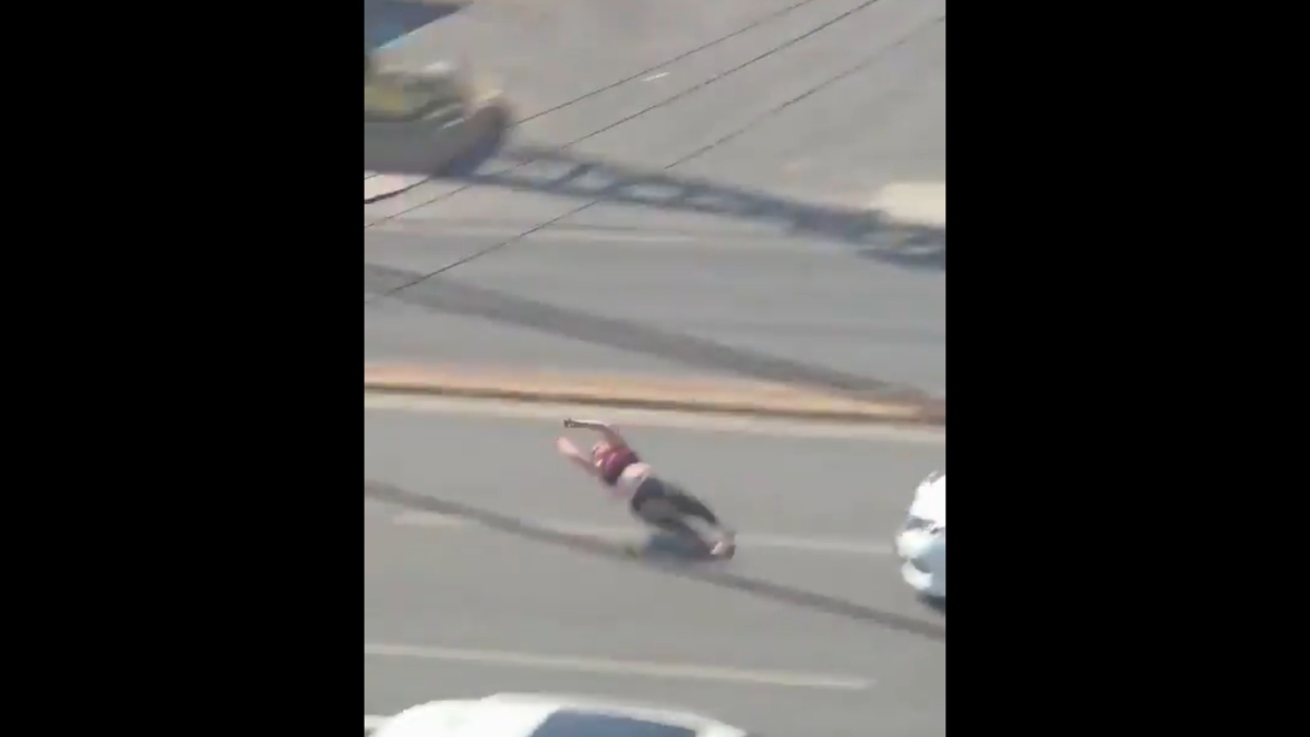 Μεξικό: Γυναίκα παρασύρθηκε από αυτοκίνητο κι εκτοξεύθηκε μέτρα μακριά – Δείτε το σοκαριστικό βίντεο