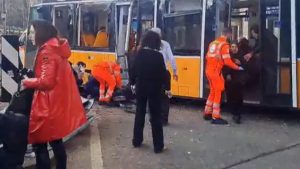 Μιλάνο: Ένας νεκρός και τρεις τραυματίες σε σοβαρή κατάσταση μετά από εκτροχιασμό τραμ – Έπεσε πάνω σε πεζούς (Εικόνες)