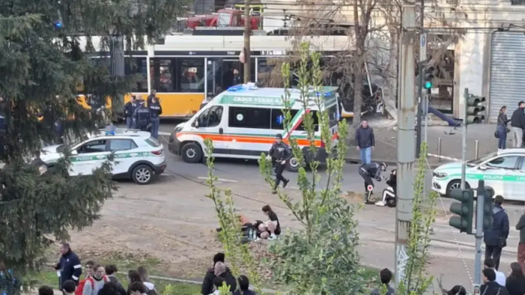Μιλάνο: Πρόβλημα υγείας οδηγού προκάλεσε τον εκτροχιασμό τραμ