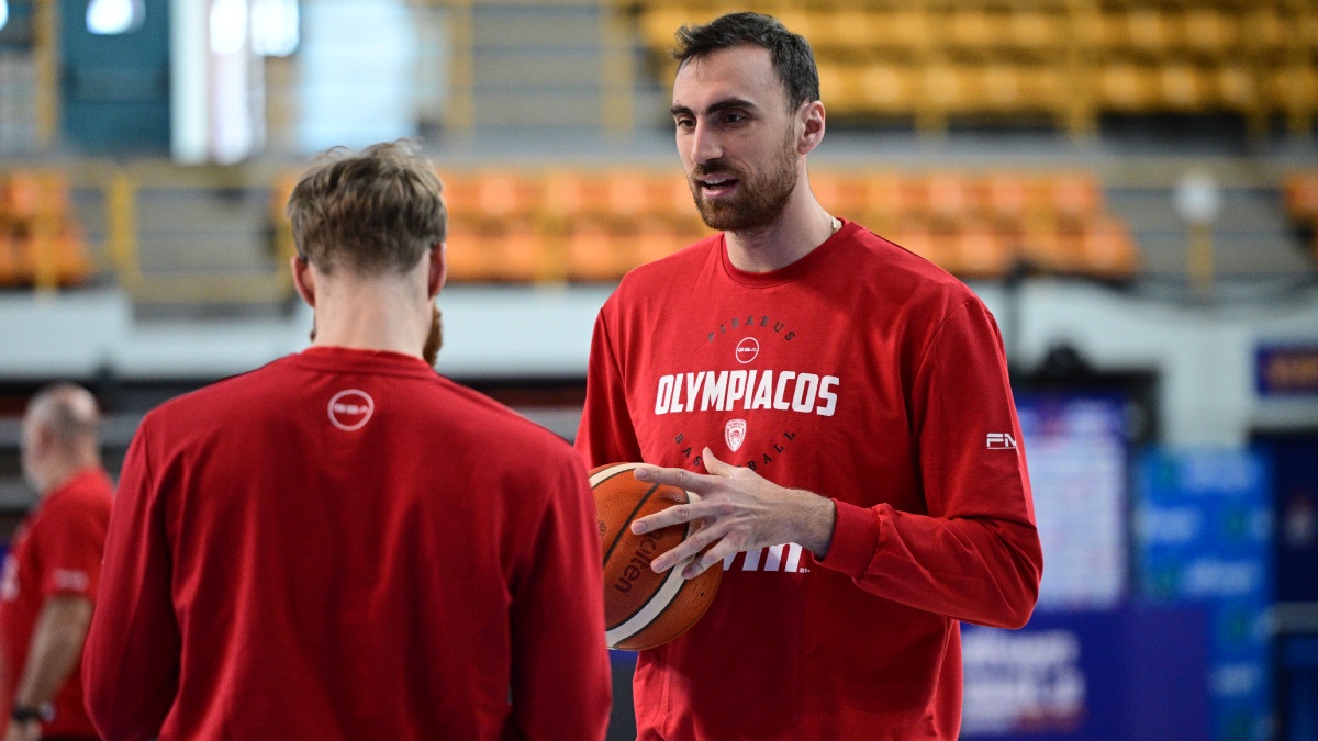 Νικόλα Μιλουτίνοφ: Με νάρθηκα στην προπόνηση του Ολυμπιακού (εικόνες)