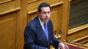 Μηταράκης κατά Ανδρουλάκη: «Ήρθε αδιάβαστος στη Βουλή» – Απάντηση για καύσιμα και Golden Visa