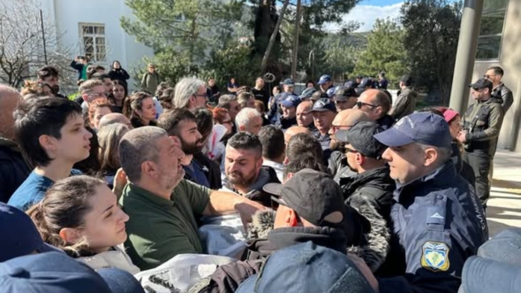 Ένταση στο νοσοκομείο Μυτιλήνης κατά την άφιξη Γεωργιάδη – Ο έντονος διάλογος με τους εργαζομένους (βίντεο + εικόνα)