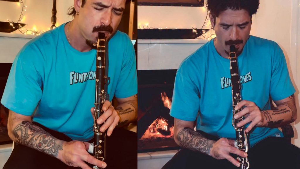 Άρης Μουγκοπέτρος: Συγκινεί παίζοντας κλαρίνο με δύο δάχτυλα – Το βίντεο-μάθημα ζωής (vid)