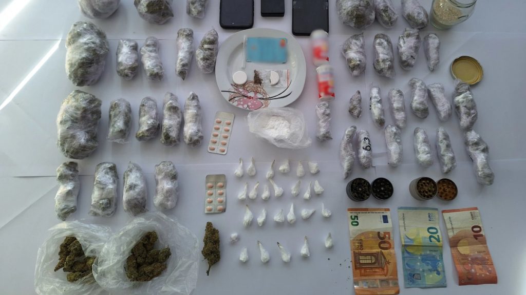 Ναύπακτος: Συνελήφθησαν τρία άτομα για διακίνηση ναρκωτικών σε μαθητές – Ανήλικος ένας κατηγορούμενος