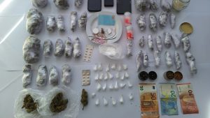 Ναύπακτος: Συνελήφθησαν τρία άτομα για διακίνηση ναρκωτικών σε μαθητές – Ανήλικος ένας κατηγορούμενος