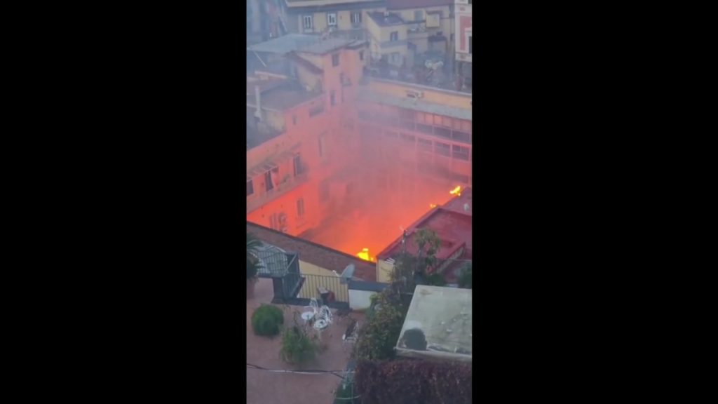 Νάπολη: Καταστράφηκε ολοσχερώς το θέατρο Σανατζάρο από τη φωτιά (Βίντεο)