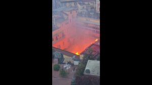 Νάπολη: Καταστράφηκε ολοσχερώς το θέατρο Σανατζάρο από τη φωτιά (Βίντεο)