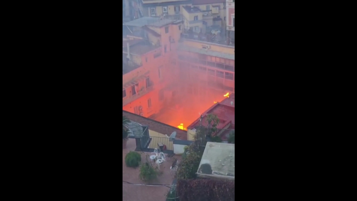 Νάπολη: Καταστράφηκε ολοσχερώς το θέατρο Σανατζάρο από τη φωτιά (Βίντεο)