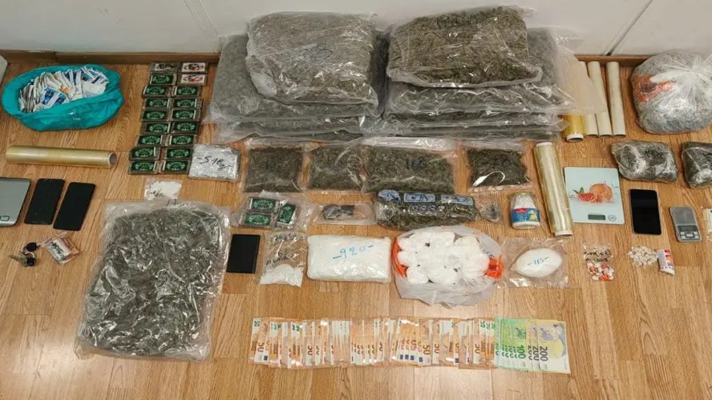 Αττική: Εξαρθρώθηκε κύκλωμα διακίνησης ναρκωτικών – Κατασχέθηκαν 14 κιλά κάνναβης και 2 κιλά κοκαΐνης