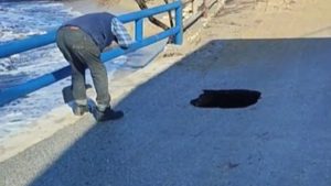 Νάξος: Άνοιξε τρύπα σε παραλιακό δρόμο – Παραλίγο να πέσει μέσα οδηγός με μηχανάκι (βίντεο)