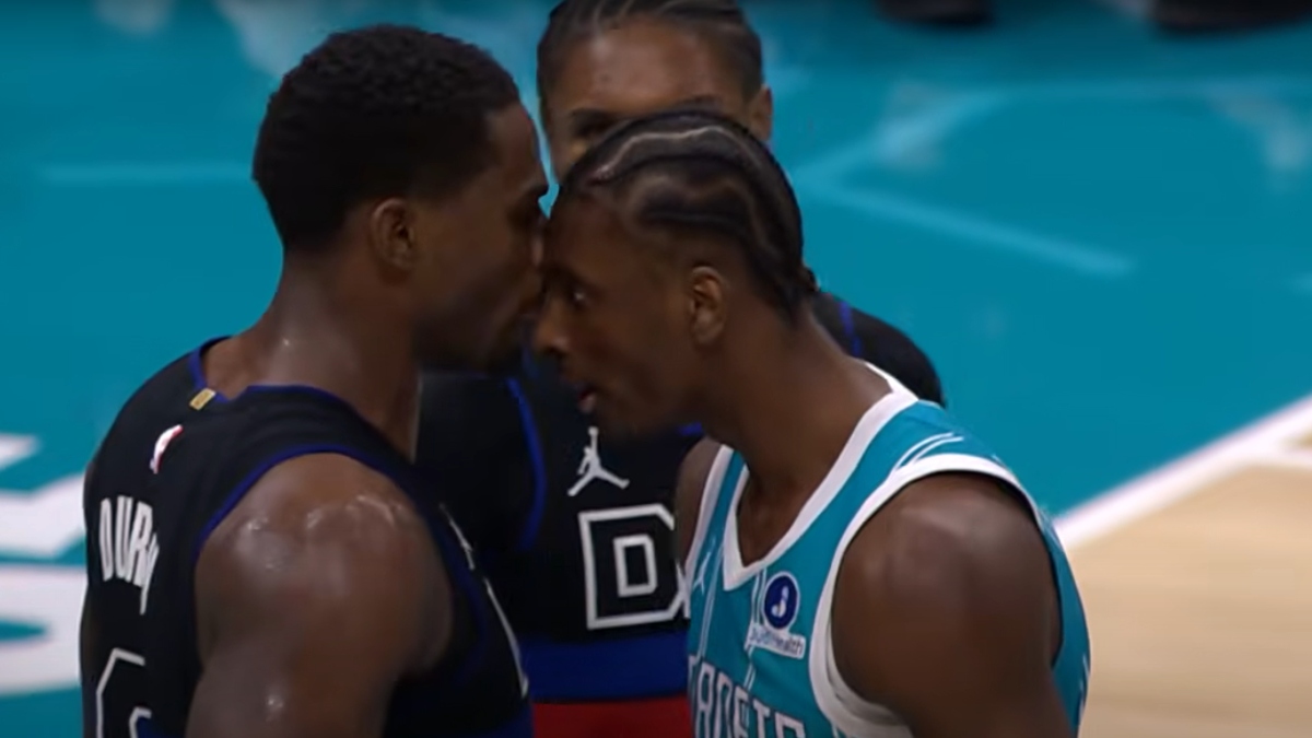 Σύρραξη στο Χόρνετς – Πίστονς: Μπουνιές και κεφαλοκλειδώματα μετά από ένα σκληρό φάουλ, αποβλήθηκαν 4 παίκτες (βίντεο)