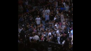 Άγριος καυγάς στο Χιτ-Γκρίζλις: Ο Πίπεν “πέταξε” τον Γκάρντνερ στις κερκίδες – Σύρραξη στις VIP θέσεις (βίντεο)