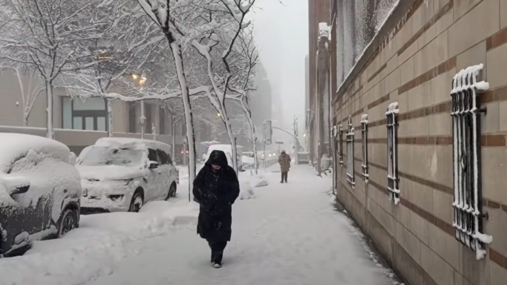 Τεράστια χιονοθύελλα “σκεπάζει” τη Νέα Υόρκη με ρεκόρ χιονοπτώσεων – Σε κατάσταση έκτακτης ανάγκης 8 πολιτείες (βίντεο)