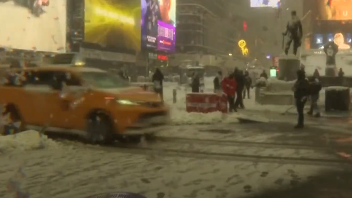 Θάφτηκε κάτω από το χιόνι η Νέα Υόρκη – “Παρέλυσε” η μητρόπολη των ΗΠΑ (βίντεο)