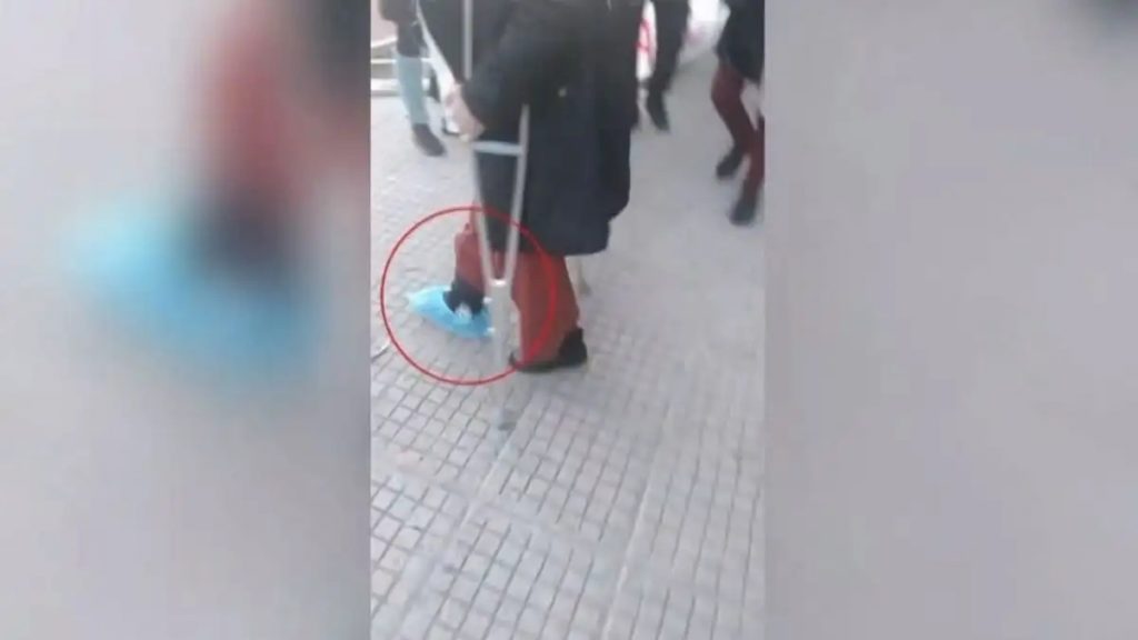 Νηπιαγωγός μηνύει το δημόσιο: Υποχρεώθηκε να επιστρέψει στο σχολείο τραυματισμένη