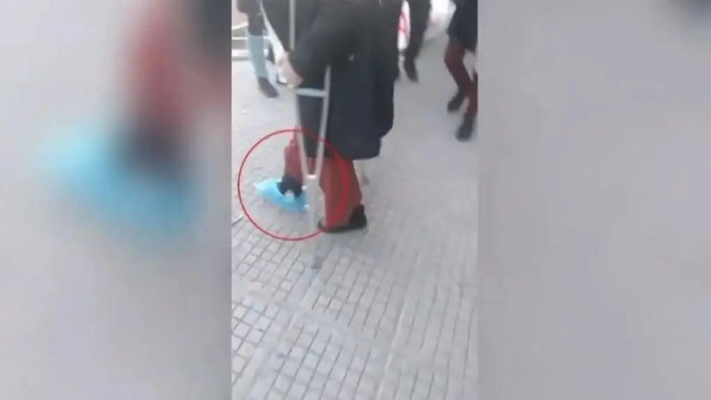 Νηπιαγωγός μηνύει το δημόσιο: Υποχρεώθηκε να επιστρέψει στο σχολείο τραυματισμένη