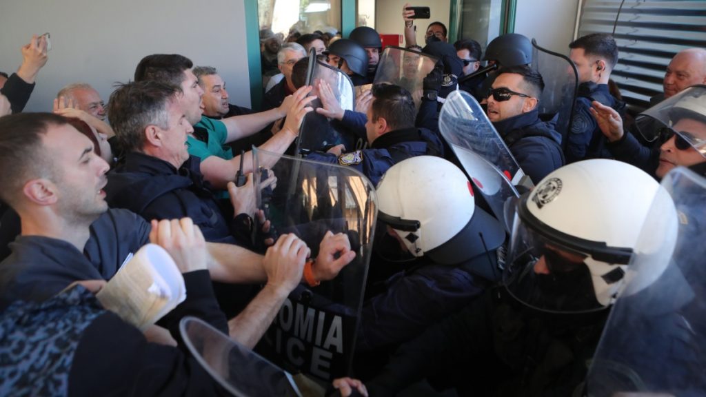 Νοσοκομείο Νίκαιας: Ένταση κατά την επίσκεψη Γεωργιάδη – Υγειονομικοί συγκρούστηκαν με αστυνομικούς (βίντεο)