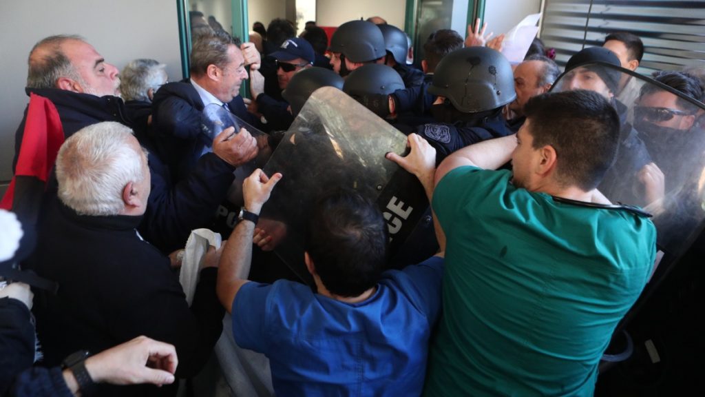 ΑΔΕΔΥ για τα επεισόδια στο Νοσοκομείο Νίκαιας: “Απρόκλητη κρατική καταστολή”