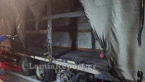 Νταλίκα έπιασε φωτιά εν κινήσει στην Εθνική Οδό (φωτογραφίες)