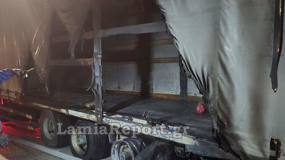 Νταλίκα έπιασε φωτιά εν κινήσει στην Εθνική Οδό (φωτογραφίες)