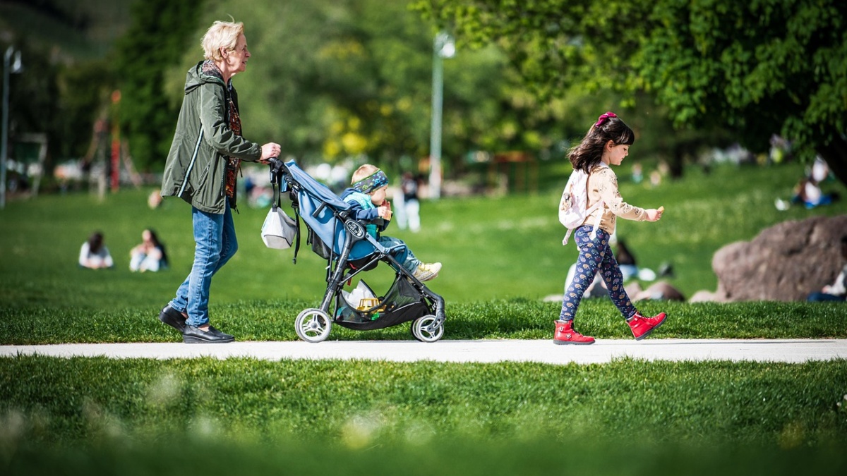 Νταντάδες της γειτονιάς: Πώς λειτουργεί το νέο πρόγραμμα – Ποιοι δικαιούχοι θα λάβουν 500 ευρώ