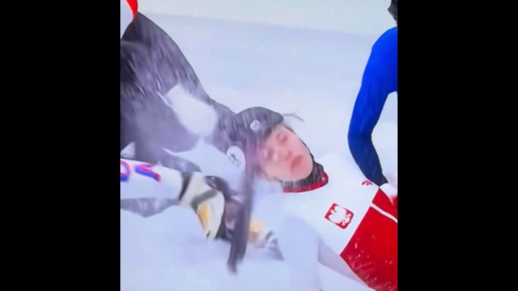 Σοκαριστικός τραυματισμός αθλήτριας πατινάζ στους Χειμερινούς Ολυμπιακούς – Παραλίγο να τυφλωθεί από την λεπίδα πατινιού αντιπάλου (βίντεο)