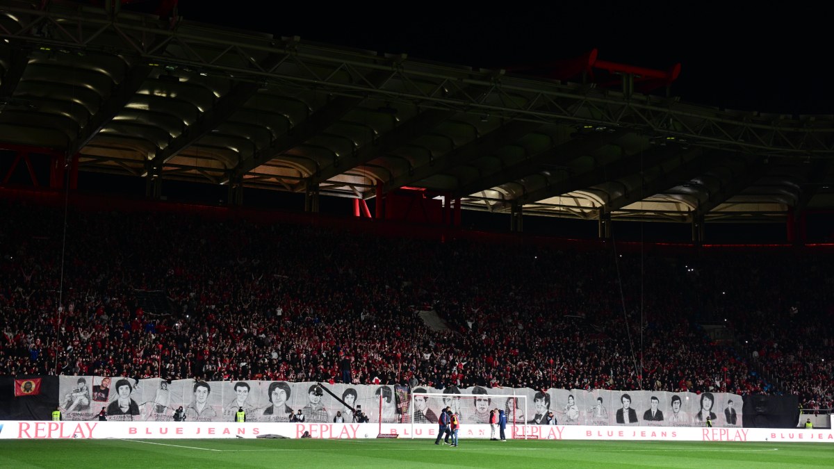 Ολυμπιακός – Παναθηναϊκός: Το συγκινητικό κορεό των φιλάθλων για τα θύματα της Θύρας 7 (εικόνα)