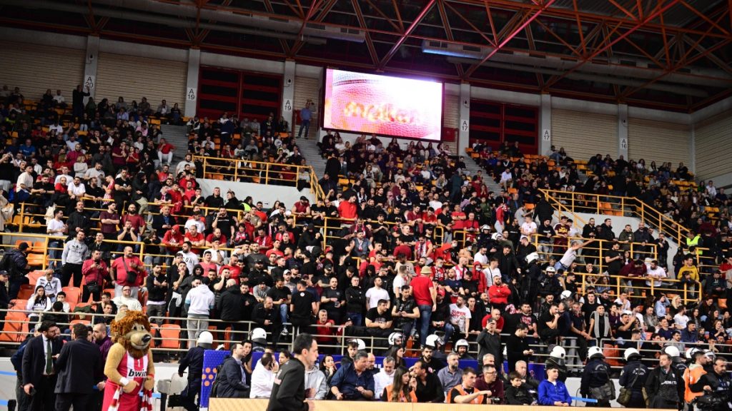 Allwyn Final 8: Ένταση μεταξύ οπαδών του Ολυμπιακού και του Παναθηναϊκού στην κερκίδα