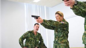 Η βασίλισσα της Ολλανδίας άρχισε στρατιωτική εκπαίδευση – Θα ενταχθεί ως έφεδρος στον στρατό (βίντεο)