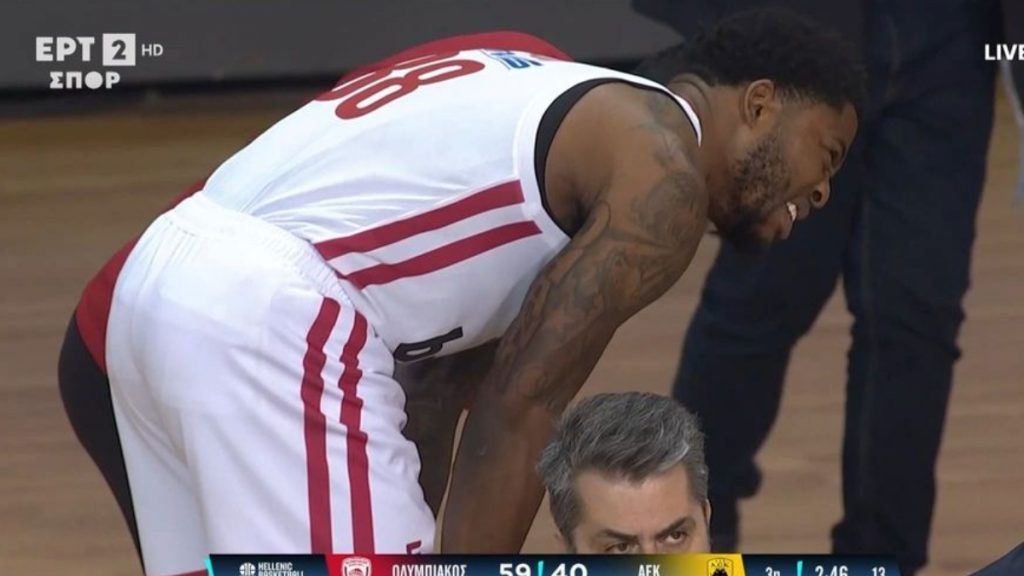 Ολυμπιακός – ΑΕΚ: Συναγερμός με Ταϊρίκ Τζόουνς – Αποχώρησε κουτσαίνοντας από το παρκέ