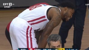 Ολυμπιακός – ΑΕΚ: Συναγερμός με Ταϊρίκ Τζόουνς – Αποχώρησε κουτσαίνοντας από το παρκέ