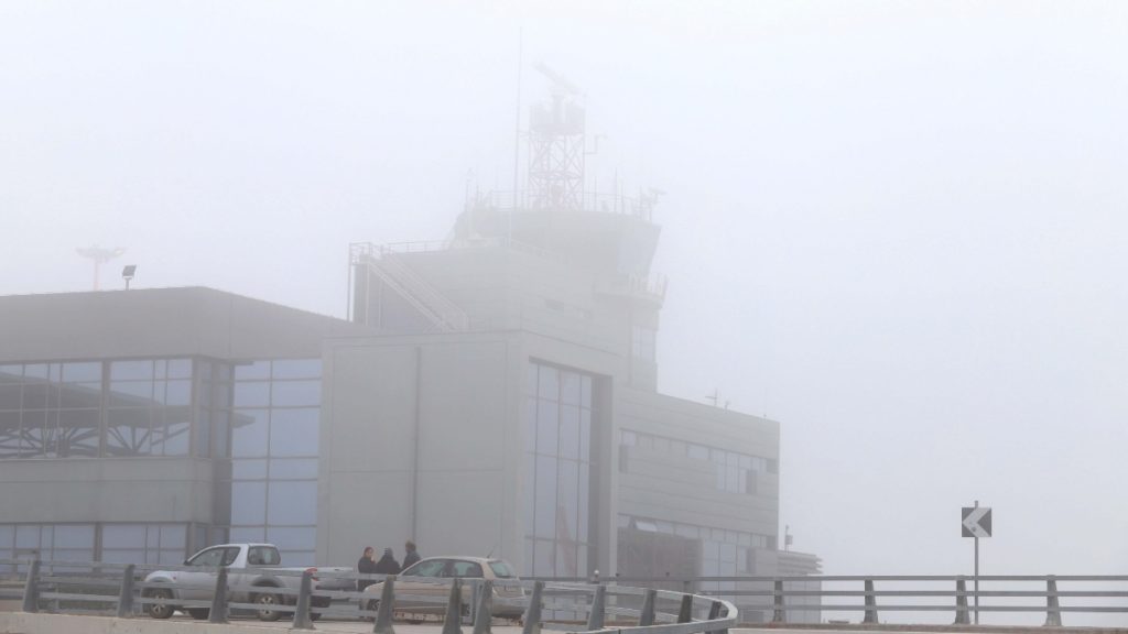 Πυκνή ομίχλη “σκέπασε” τη Θεσσαλονίκη: Προβλήματα στις πτήσεις και στην κυκλοφορία των οχημάτων