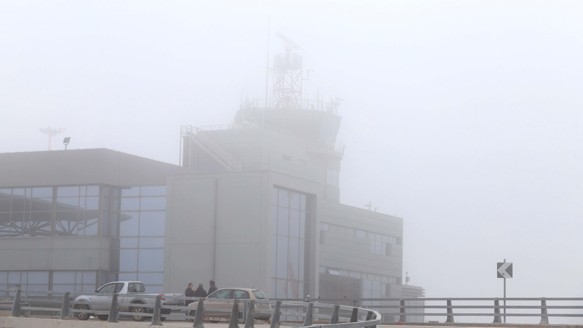 Πυκνή ομίχλη “σκέπασε” τη Θεσσαλονίκη: Προβλήματα στις πτήσεις και στην κυκλοφορία των οχημάτων