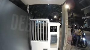 Άγιος Δημήτριος: Η δράση του 20χρονου οργανωμένου οπαδού που έκαιγε ΙΧ αντίπαλων φιλάθλων (Βίντεο – ντοκουμέντο)