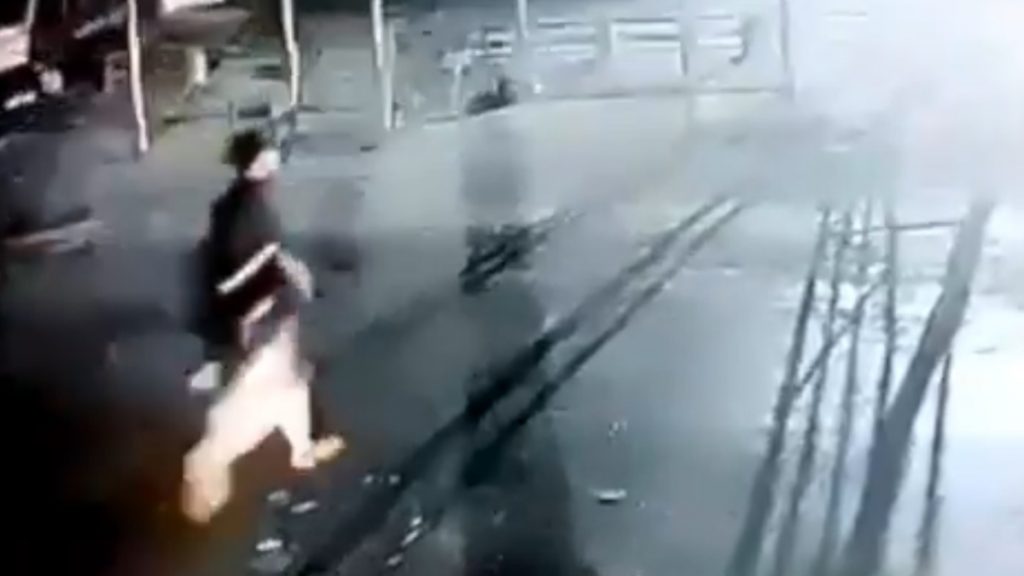 Πακιστάν: Έκρηξη βομβιστή αυτοκτονίας σκοτώνει 4 αστυνομικούς στο Παντζάμπ – Δείτε το σοκαριστικό βίντεο