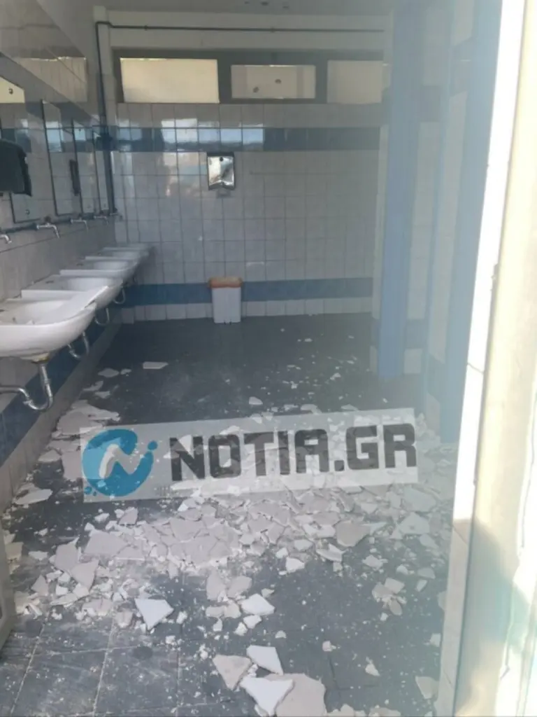 Παλαιό Φάληρο: Κατέρρευσε ταβάνι σε τουαλέτες δημοτικού – Ήταν μέσα τρεις μαθητές  (Εικόνα)