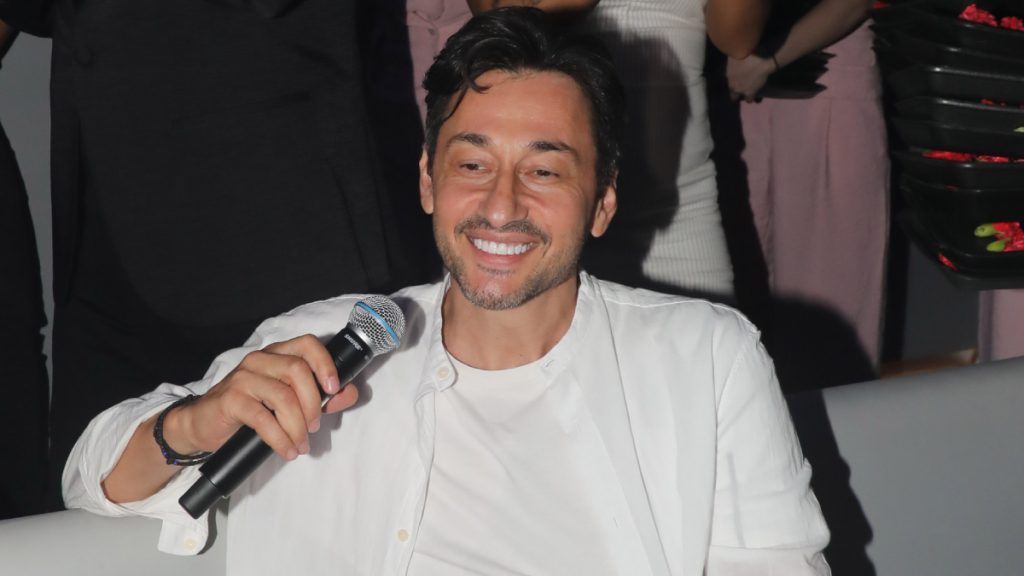 Πάνος Καλίδης: «Αρπάχτηκε» on stage με συνεργάτη του – Η αντίδραση του Ανδρέα Μικρούτσικου (vid)