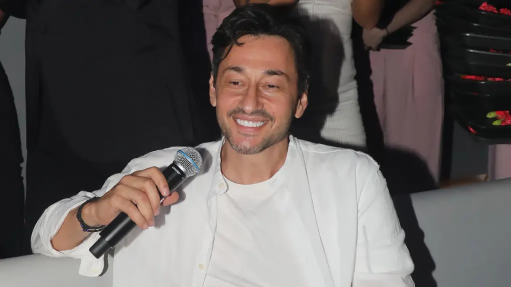 Πάνος Καλίδης: «Αρπάχτηκε» on stage με συνεργάτη του – Η αντίδραση του Ανδρέα Μικρούτσικου (vid)