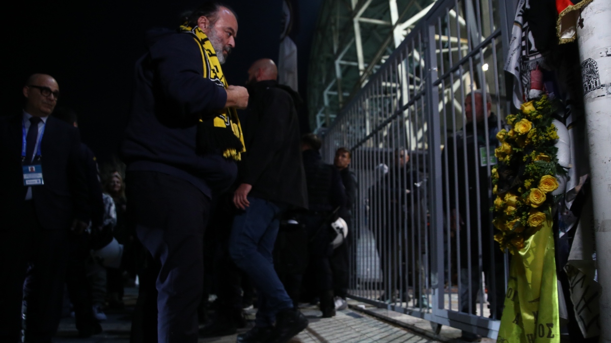 ΠΑΟΚ – ΑΕΚ: Τίμησαν τους αδικοχαμένους οπαδούς οι «Ένωση» και Ηλιόπουλος (Φωτογραφίες)