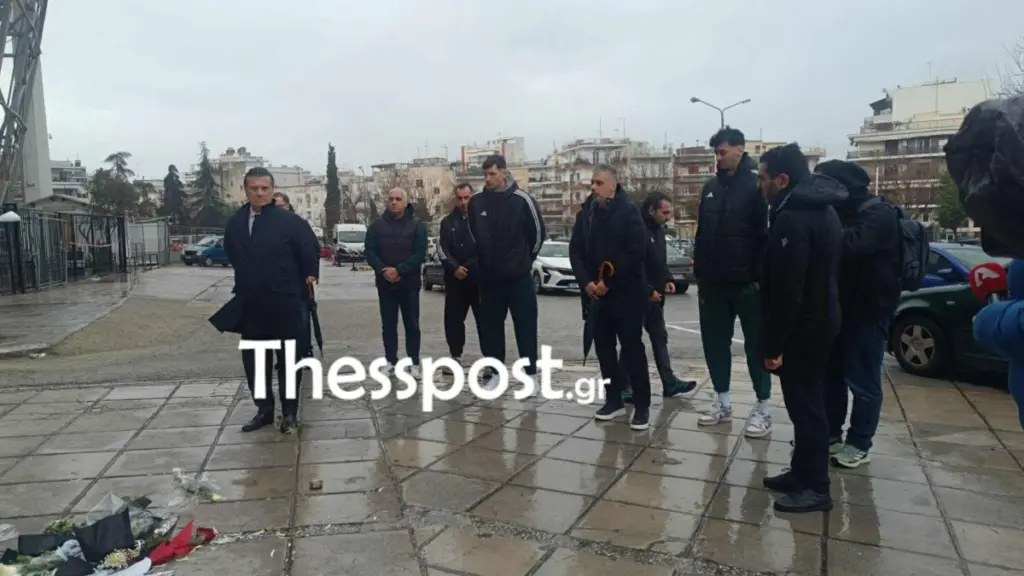 ΠΑΟΚ: Αντιπροσωπεία της ΚΑΕ Παναθηναϊκός άφησε λουλούδια στην Τούμπα για τους επτά νεκρούς οπαδούς (Εικόνες & Βίντεο)