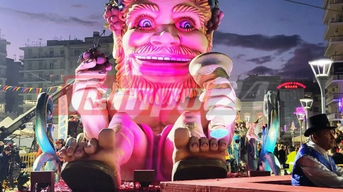 Πατρινό Καρναβάλι 2026: LIVE η νυχτερινή ποδαράτη παρέλαση – Δείτε βίντεο