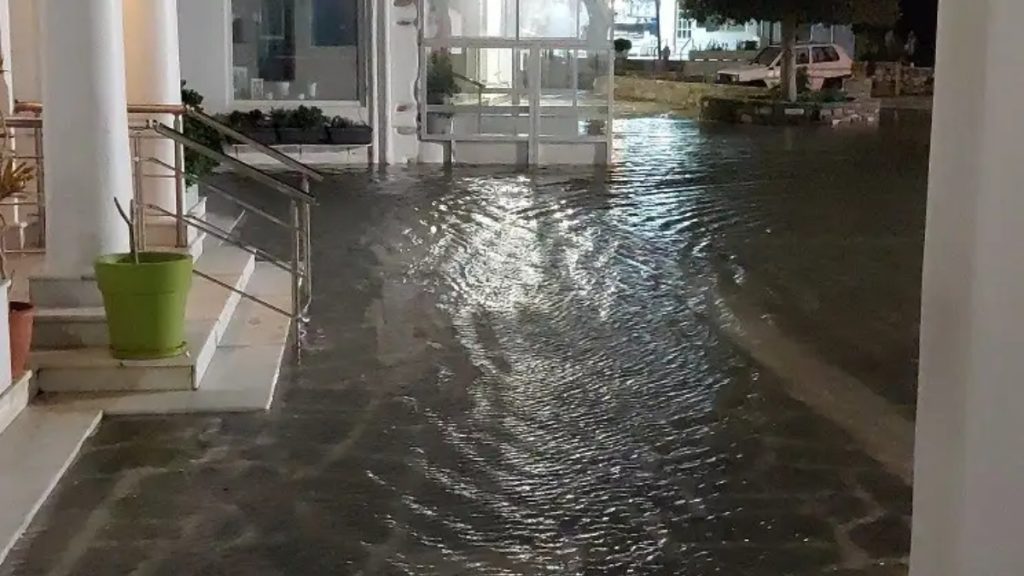 “Σφυροκοπούν” τη χώρα οι θυελλώδεις άνεμοι –  Πτώσεις δέντρων και πλημμύρες σε Θεσσαλονίκη, Ήπειρο, Ιόνιο και Πάρο (φωτογραφίες+βίντεο)