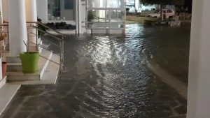 “Σφυροκοπούν” τη χώρα οι θυελλώδεις άνεμοι –  Πτώσεις δέντρων και πλημμύρες σε Θεσσαλονίκη, Ήπειρο, Ιόνιο και Πάρο (φωτογραφίες+βίντεο)