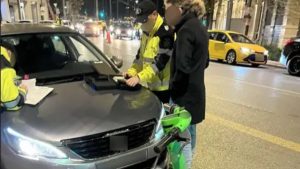 “Σαφάρι” της Τροχαίας για μη χρήση κράνους από οδηγούς ηλεκτρικών πατινιών – Συνελήφθησαν 50 άτομα